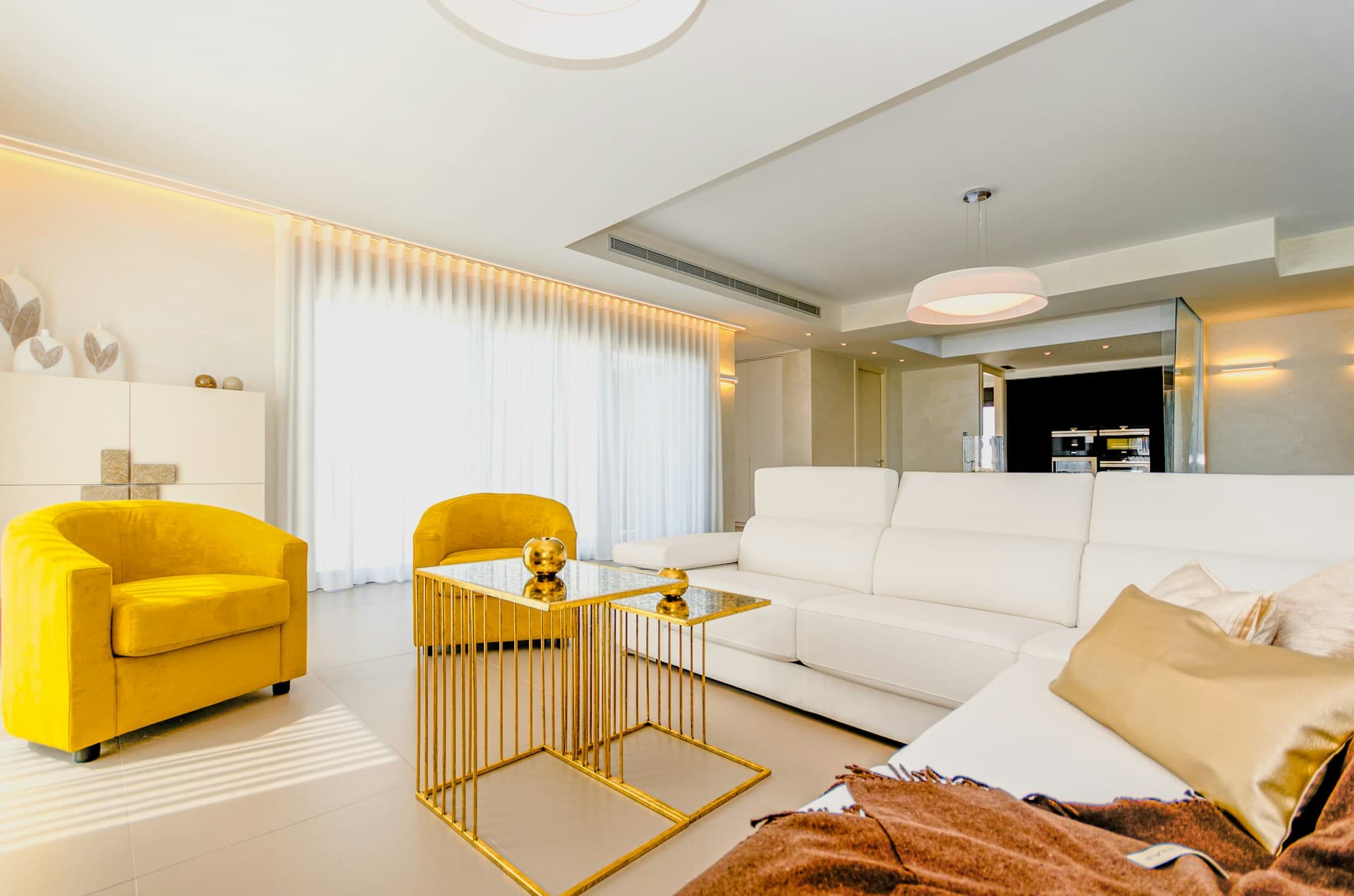 Helles, modern möbliertes Zimmer