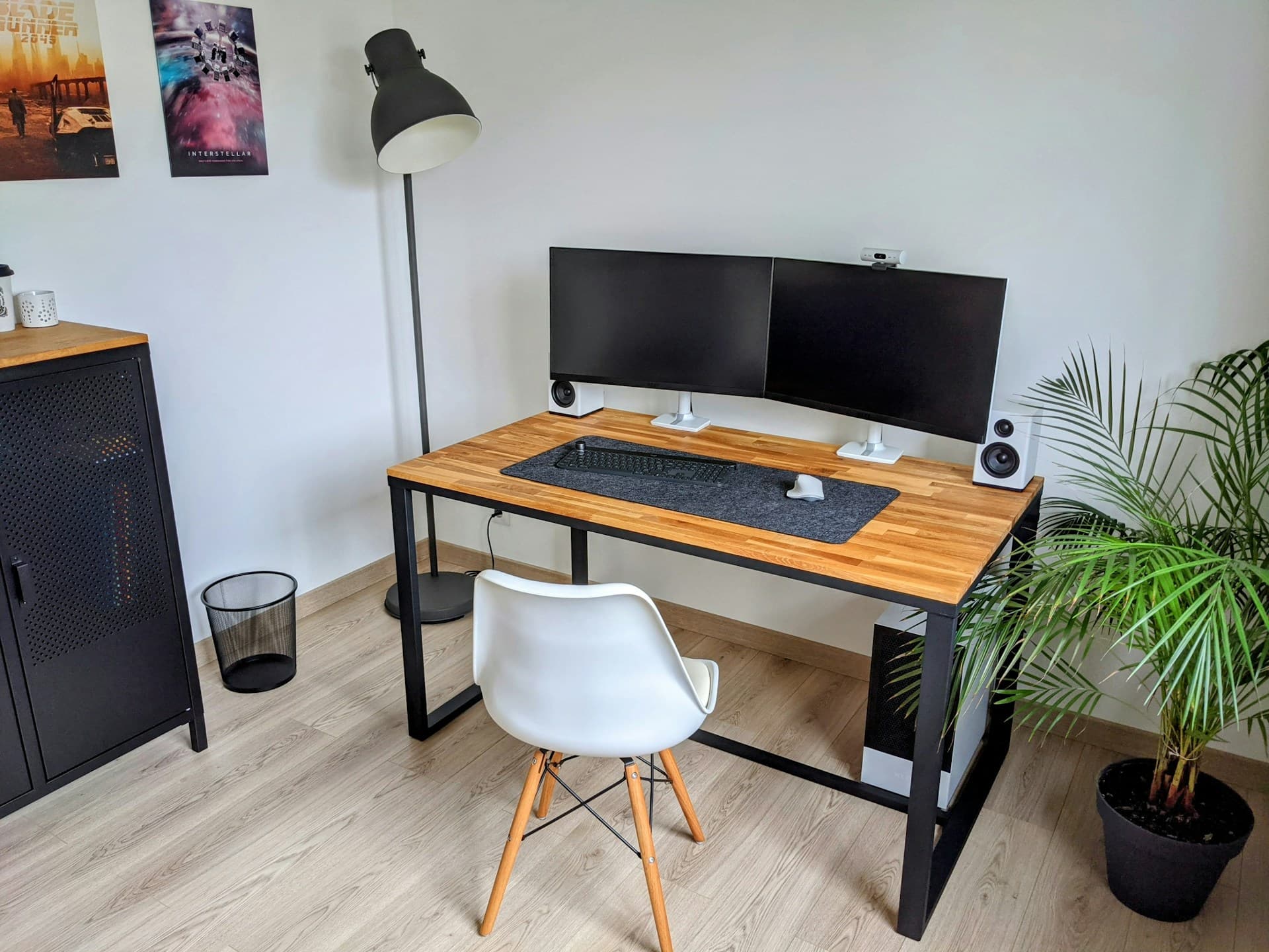 Modern eingerichtetes WG-Zimmer mit Schreibtisch