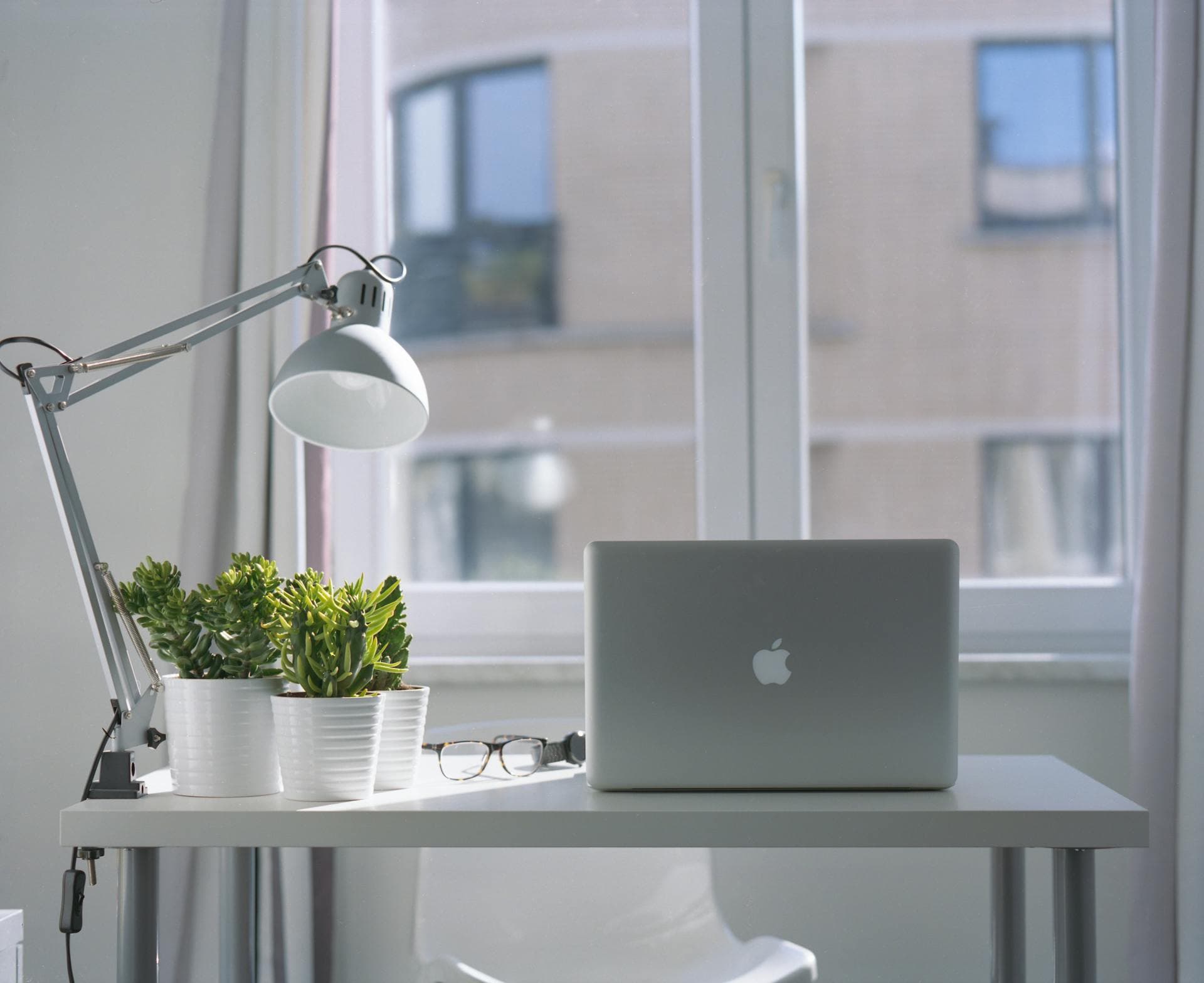 Arbeitsplatz mit Schreibtisch & Tageslicht