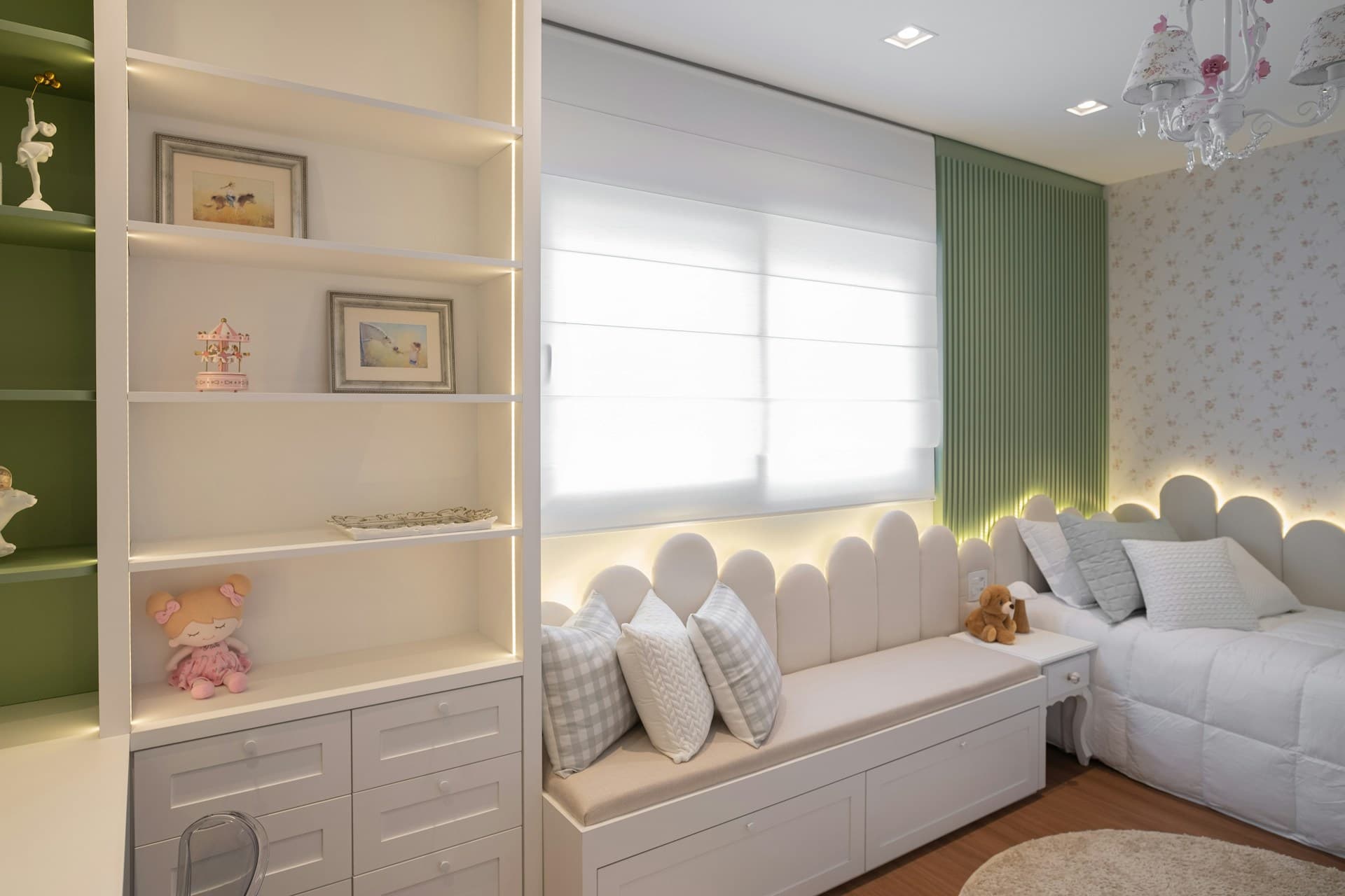 Helles, gemütliches Zimmer mit Sonnenlicht